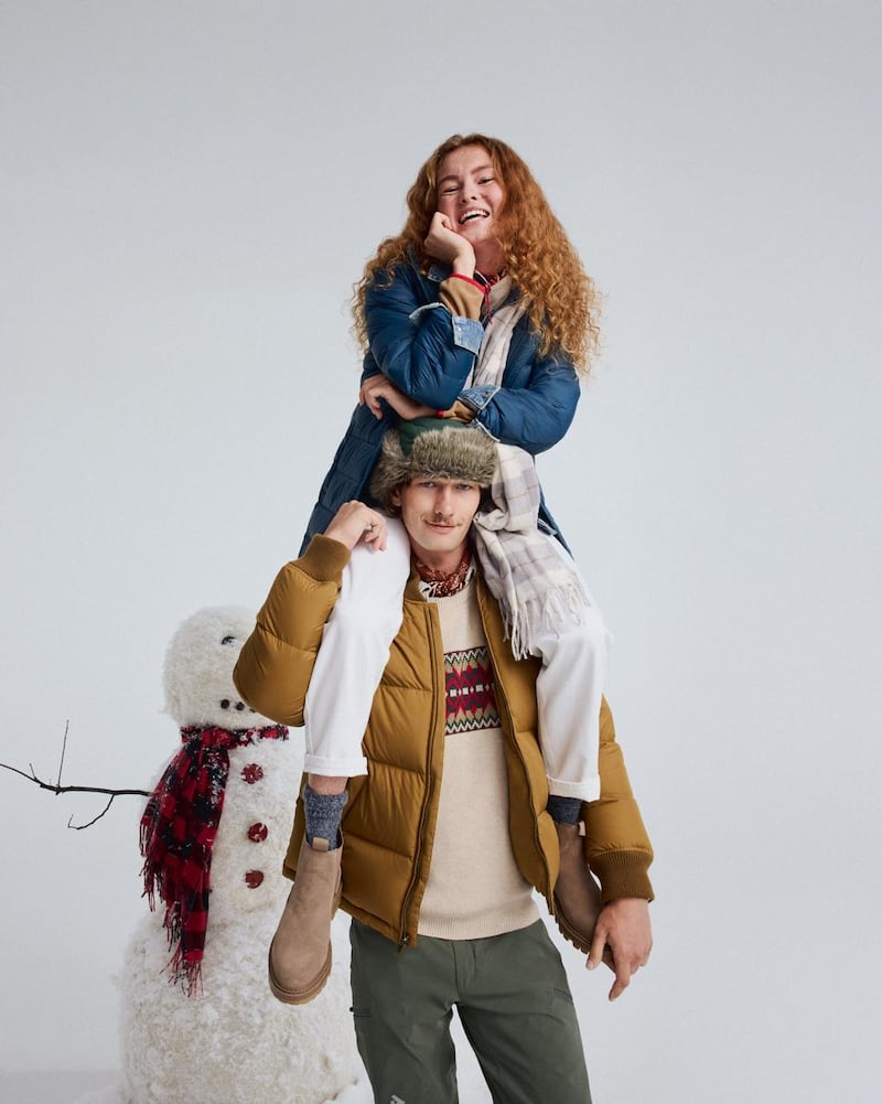 Destacan piezas versátiles y atemporales como gafas, ropa deportiva de alto rendimiento, calzado en piel trabajado artesanalmente y tenis en tonos cálidos que conquistan el invierno con estilo