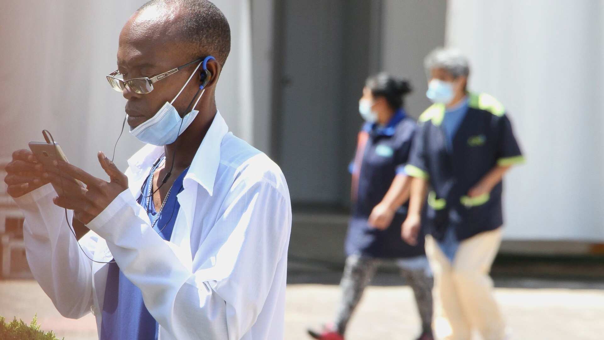 Al país han llegado especialistas cubanos para combatir la falta de personal médico.