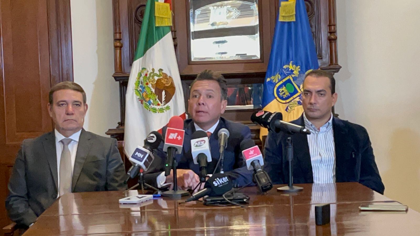 El gobernador de Jalisco, Pablo Lemus Navarro, realizó su primera mesa de seguridad, con las diferentes dependencias estatales y federales, entre ellos la Guardia Nacional, Secretaría de la Defensa Nacional, Guardia Nacional, Secretaría de Seguridad del Estado y la Fiscalía del Estado.