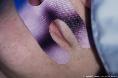 Tendencia de TikTok de dormir con cinta en la boca preocupa a médicos