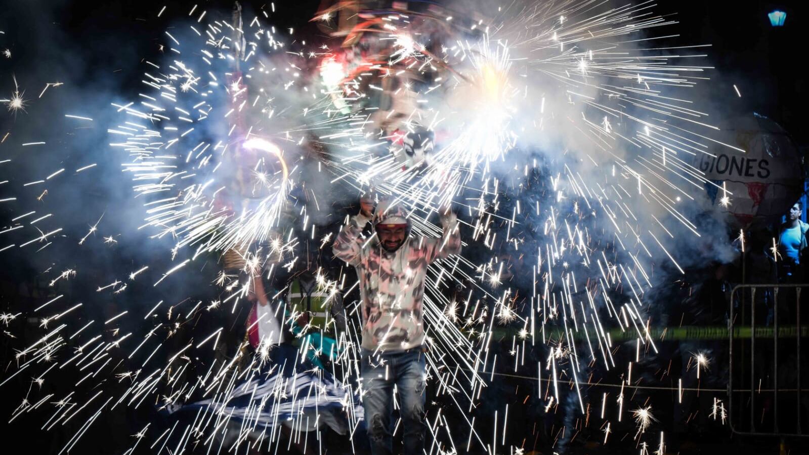 El Gobierno del Estado, a través de la Secretaría de Medio Ambiente prohíbe el uso de este tipo de fuegos artificiales en eventos públicos.