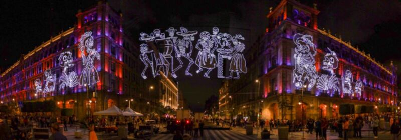 Zócalo alumbrado Día de Muertos