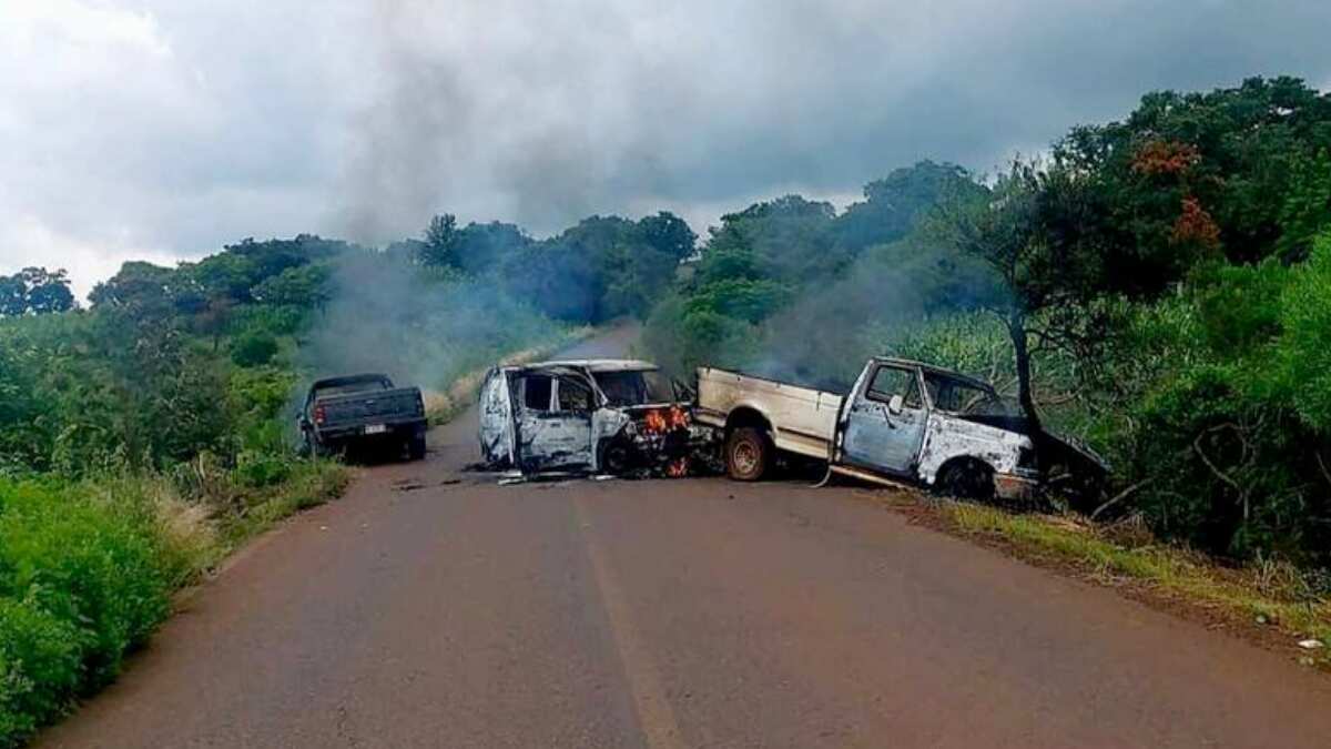 Habitantes de Tzirio instalan barricadas tras extorsiones de grupos armados.