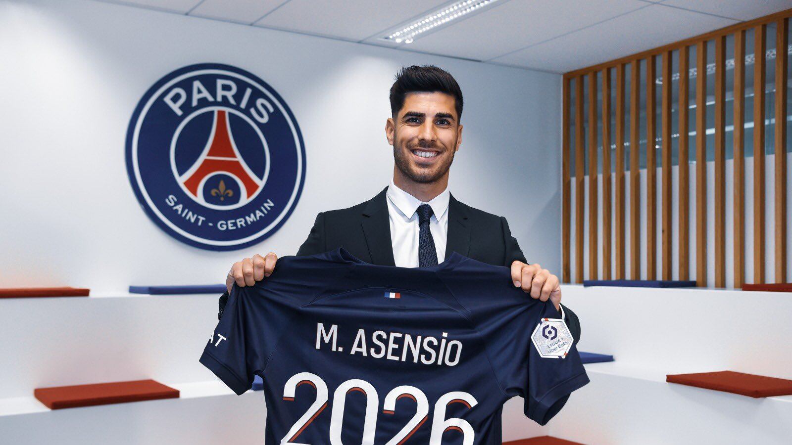 Marco Asensio firmó con el PSG hasta 2026.