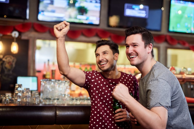 Vive la emoción de la máxima competencia futbolística en un lugar con buen ambiente, mucha bebida y acompañado de tus seres queridos