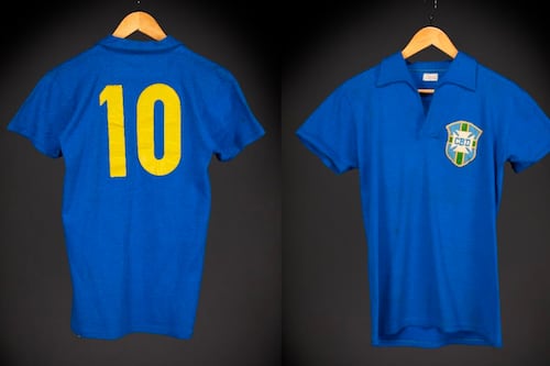 Subastan playera de Pelé con el que jugó la final del Mundial en 1958 ¿Cuál es su valor?
