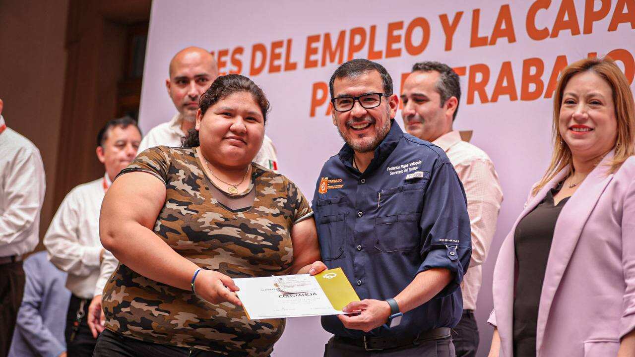 Rojas Veloquio participó en la entrega de becas y constancias del programa Jóvenes al empleo y más.