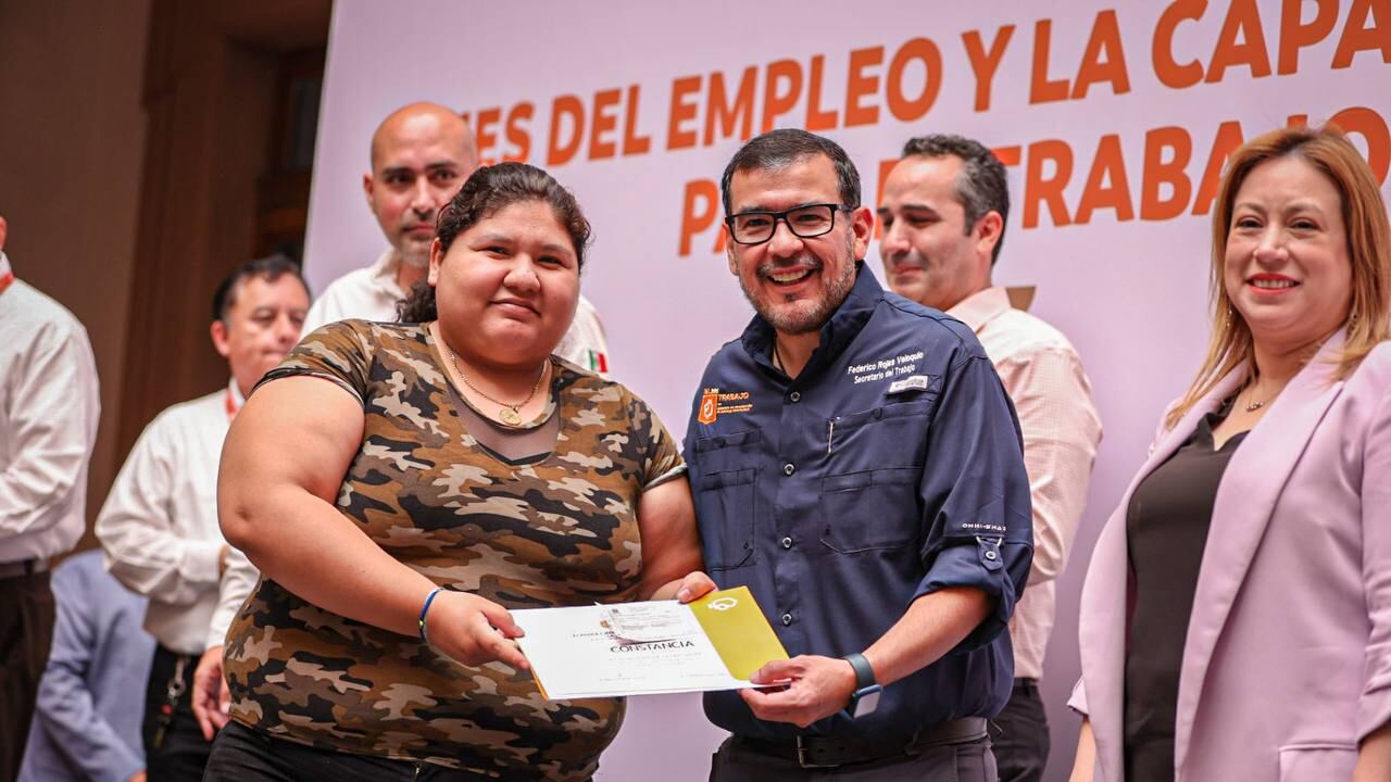 Rojas Veloquio participó en la entrega de becas y constancias del programa Jóvenes al empleo y más.