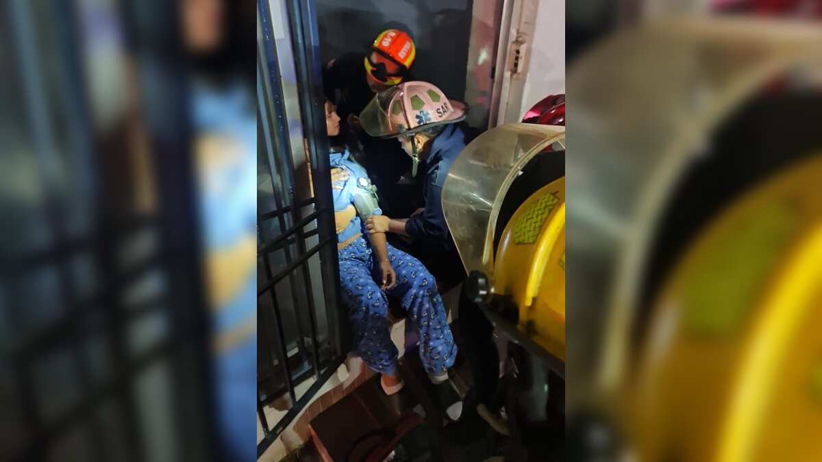 La mujer presentó mareos, náuseas y malestar general, fue valorada en el lugar por ambulancia de CRUM.