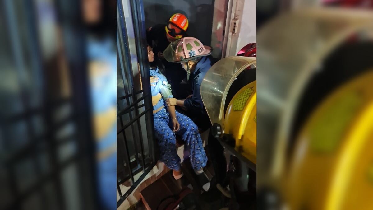 La mujer presentó mareos, náuseas y malestar general, fue valorada en el lugar por ambulancia de CRUM.