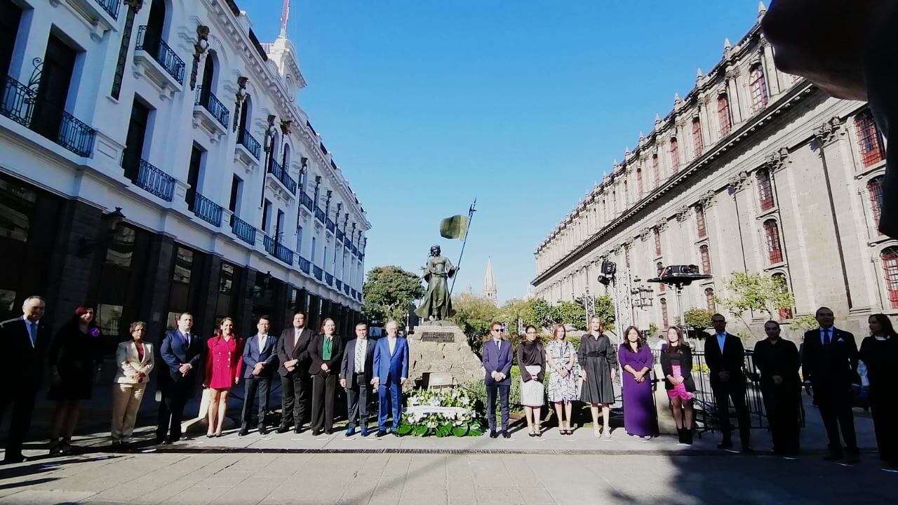 En la Rotonda de los Jaliscienses Ilustres se llevó a cabo el canto de las mañanitas y una presentación ed mariachi y ballet folklórico.