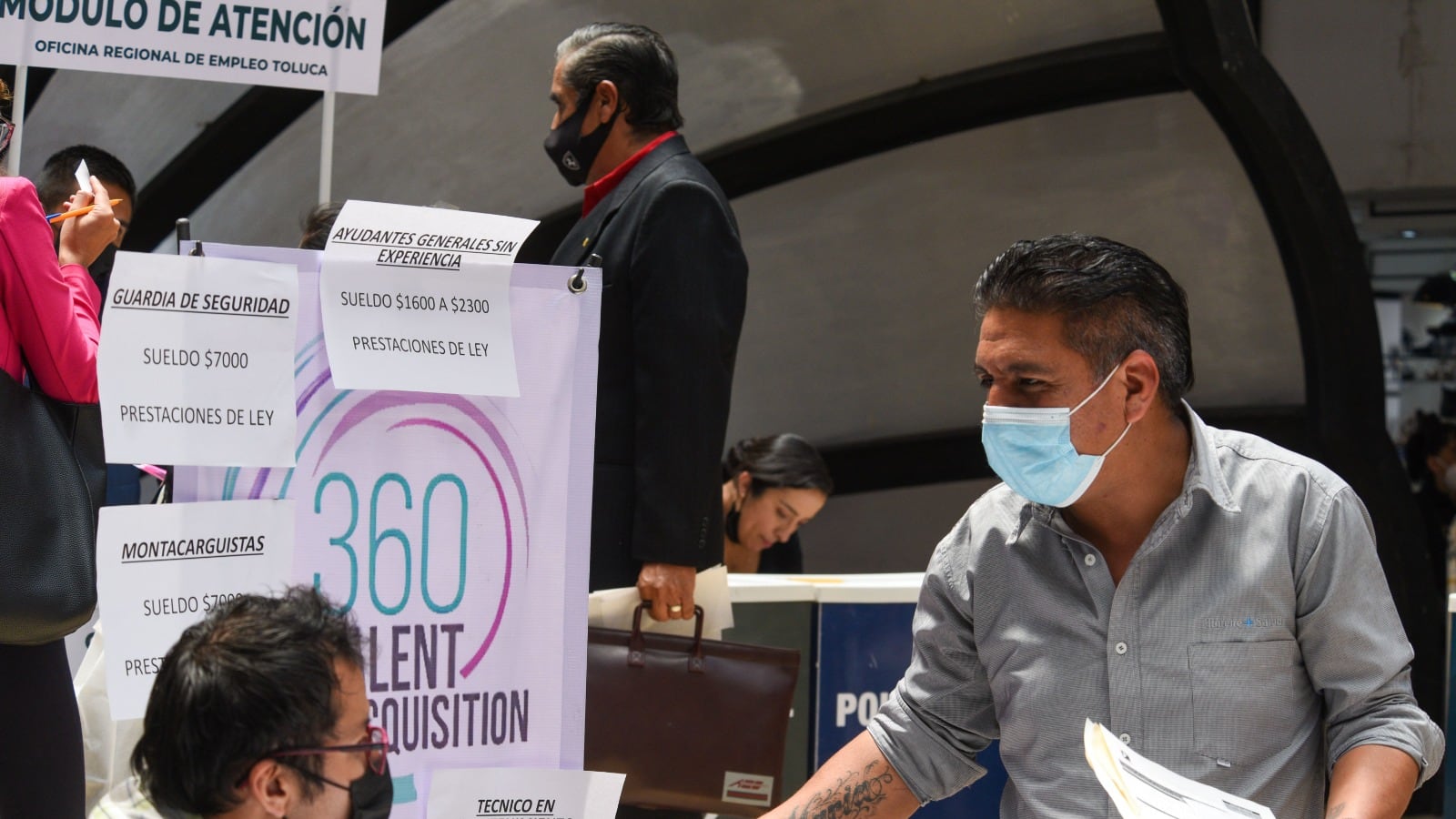 Los mexicanos que laboran en condiciones criticas alcanzaron 30.4% de la población ocupada, la informalidad llegó a 55.1% y las personas que buscan una segunda chamba sumaron 4.4 millones.