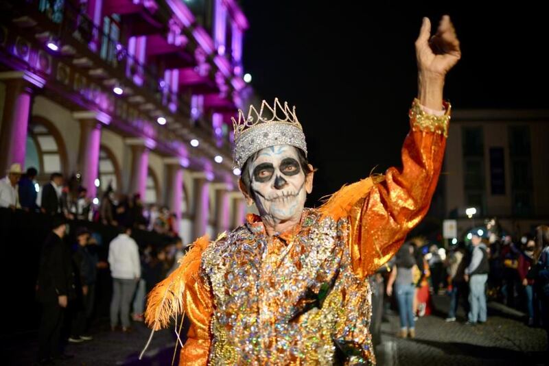 Con magno desfile, celebra Veracruz a sus muertos