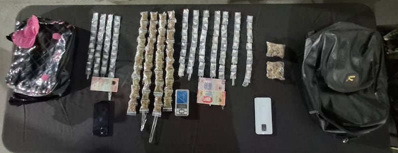 Este es el botín decomisado a la pareja de adultos y al menor de edad.