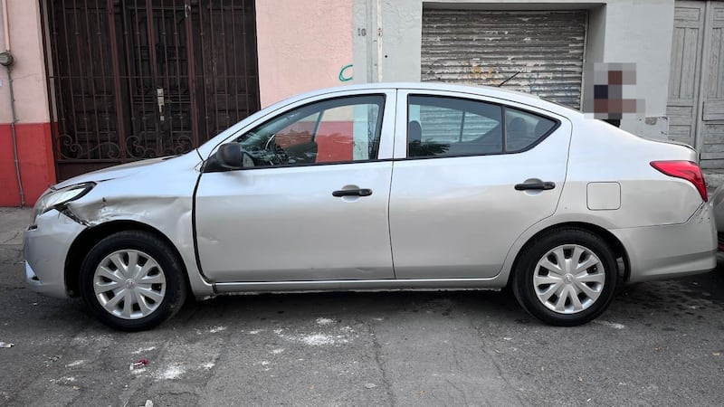 El automóvil presenta una hendidura producto del atropello.