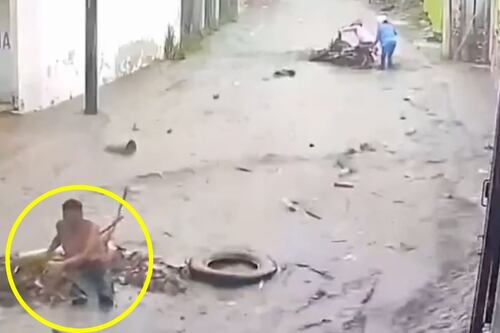 Inundación, causada por fuertes lluvias, arrastra a persona en situación de calle en Campeche