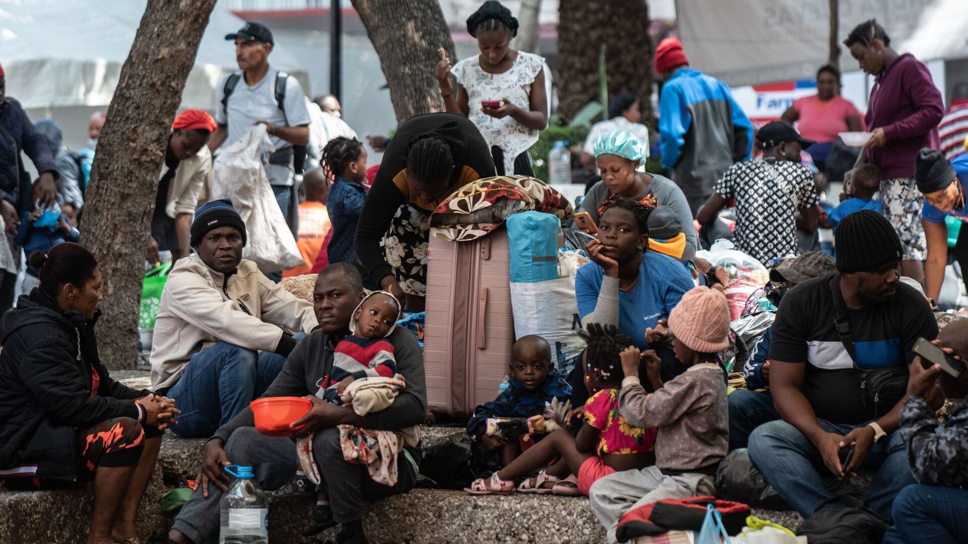 Decenas de migrantes, la mayoría haitianos continúan reuniéndose en la Plaza Giordano Bruno a pesar de que son retirados por las autoridades.
