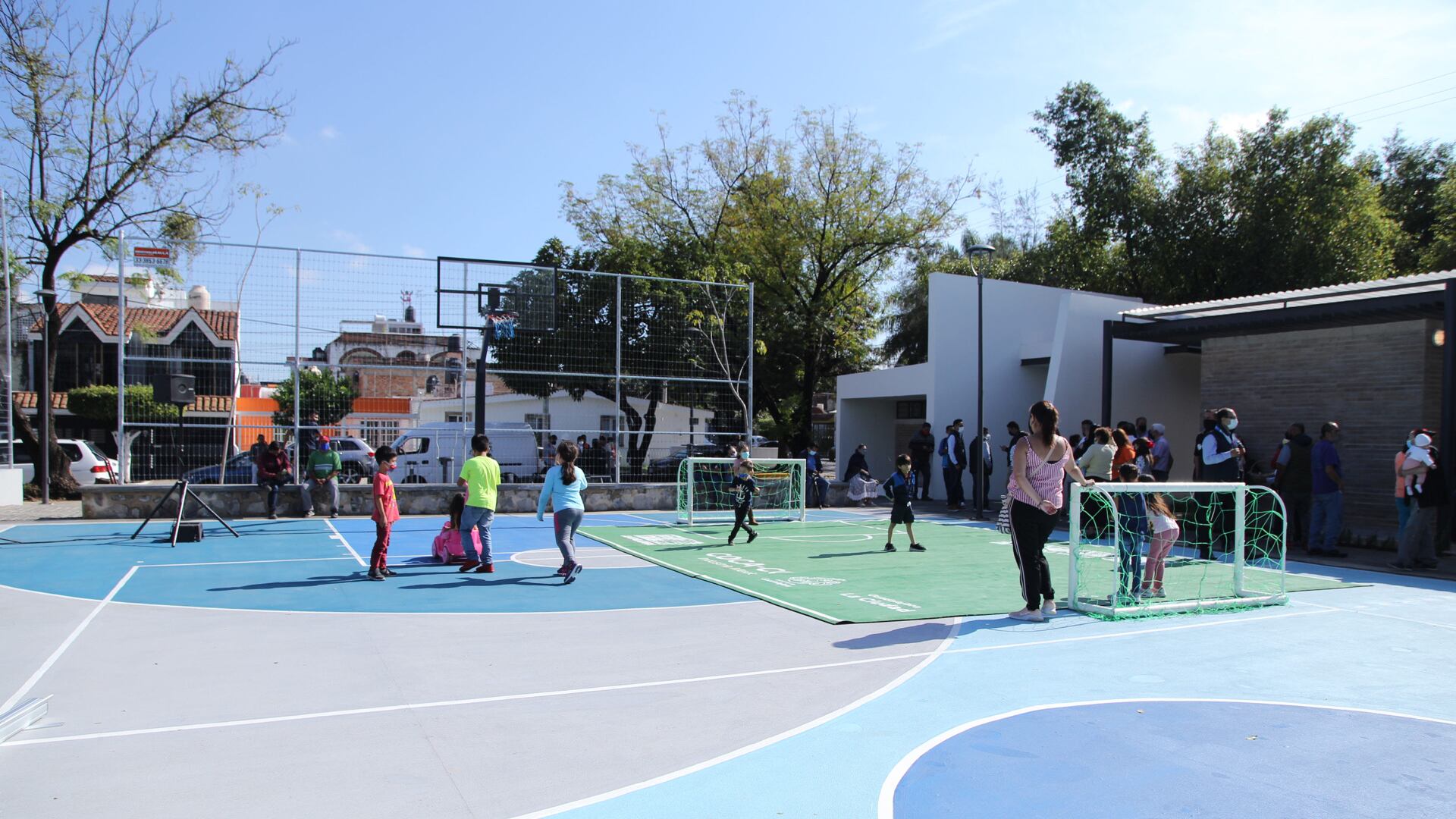 En este momento la Mesa de Salud mantiene la obligación de usar el cubrebocas en espacios públicos, aunque sean al aire libre.