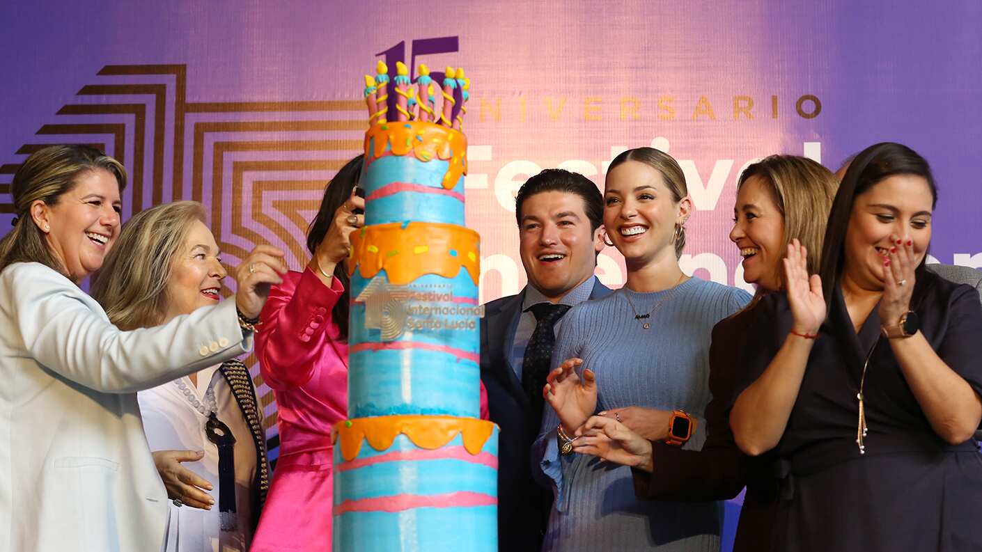 Al final de la presentación se partió un pasten conmemorativo ppor los 15 años del Santa Lucía.