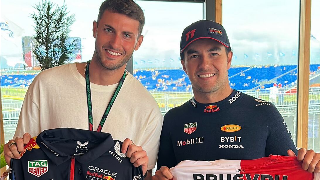 Santiago Giménez y Checo Pérez se regalaron los jerseys que utilizan en sus respectivos deportes.