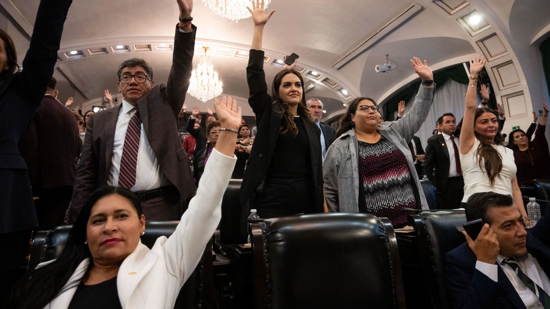 Senadores de Morena festejan la aprobación de la Reforma del Poder Judicial en la Vieja Casona de Xicoténcatl.