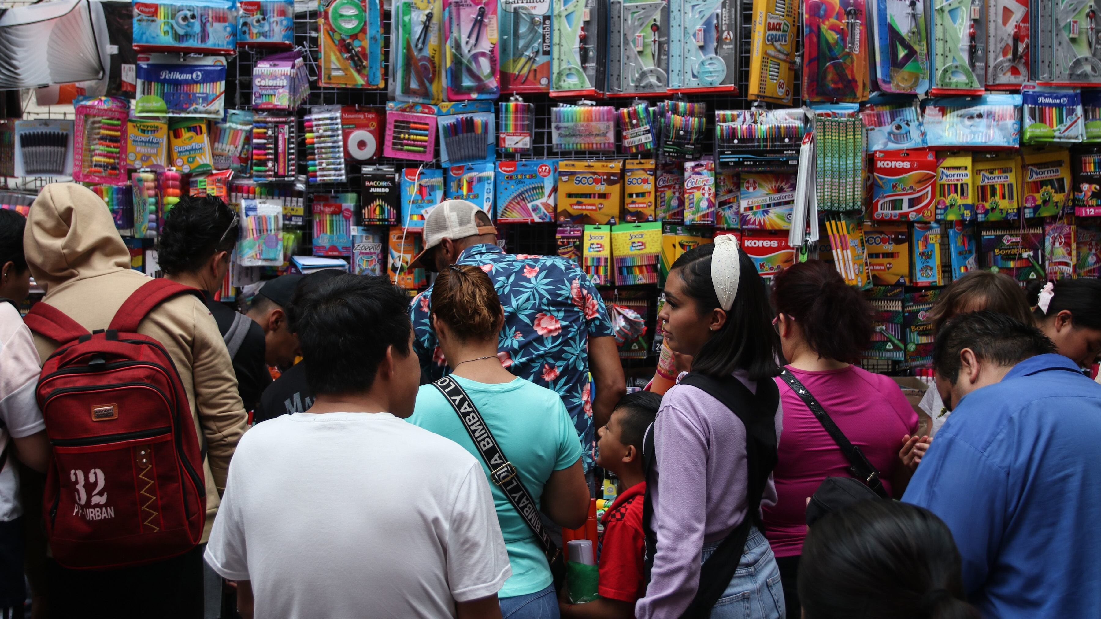 Los papás que usen tarjetas y préstamos personales, para financiar el regreso a clases, pagarán intereses y comisiones extremas de hasta más de 100%.