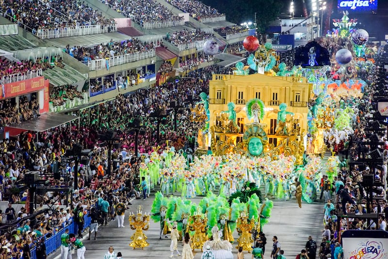 En Río de Janeiro, la playa de Copacabana recibe a más de dos millones de personas con shows gratuitos de pirotecnia de música y es la vitrina más conocida, pero la festividad se celebra en todos los rincones de Brasil.