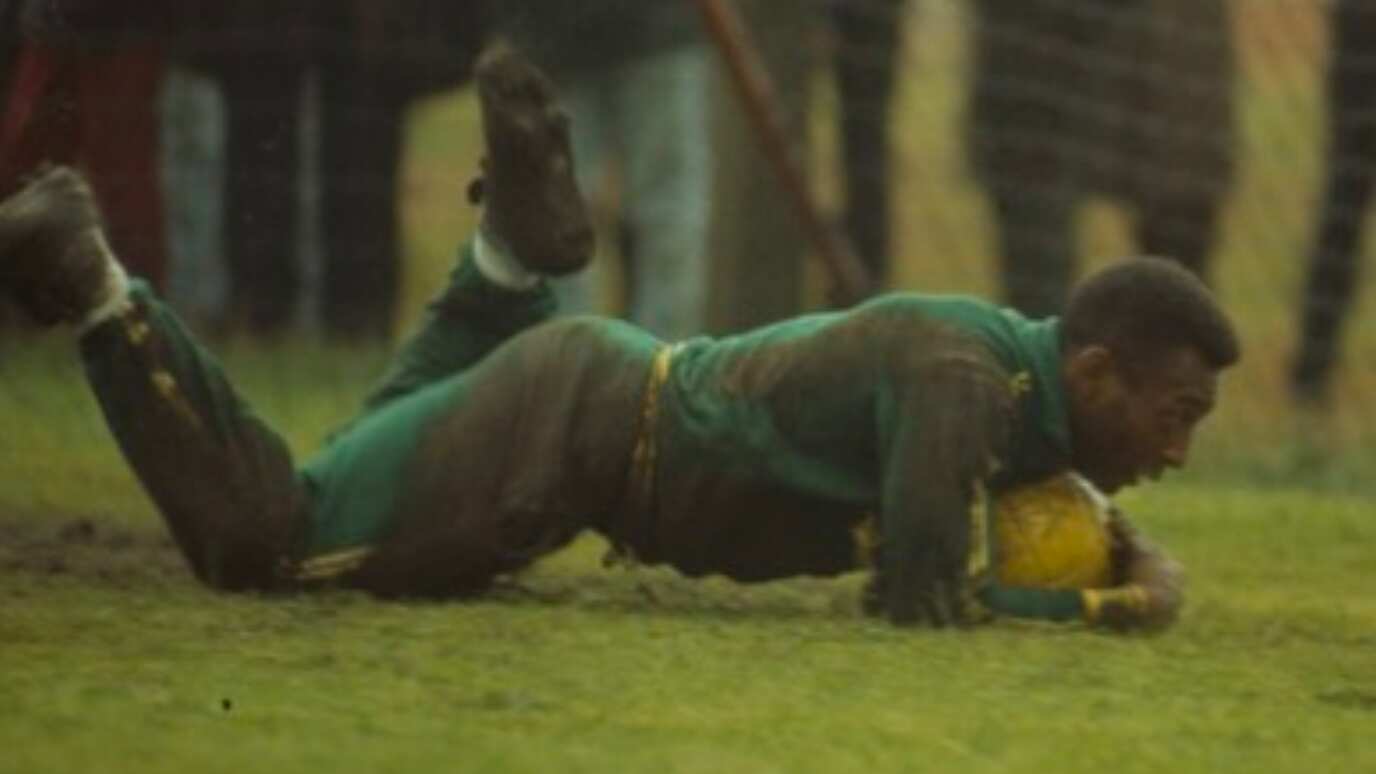 Pelé también mostró sus habilidades bajo los tres postes.