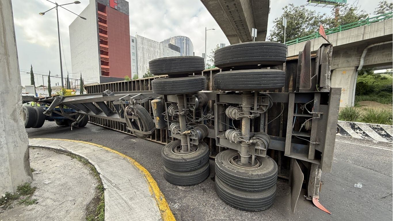 Eje trasero de tráiler se vuelca en Periférico