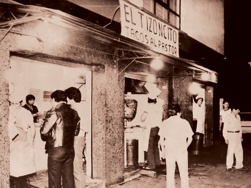 Esta es la fascinante historia de Doña Conchita, la señora que transformó el shawarma para crear el platillo más famoso del mundo: los tacos al pastor. Un viaje culinario que fusiona tradición, sabor y un legado que perdura
