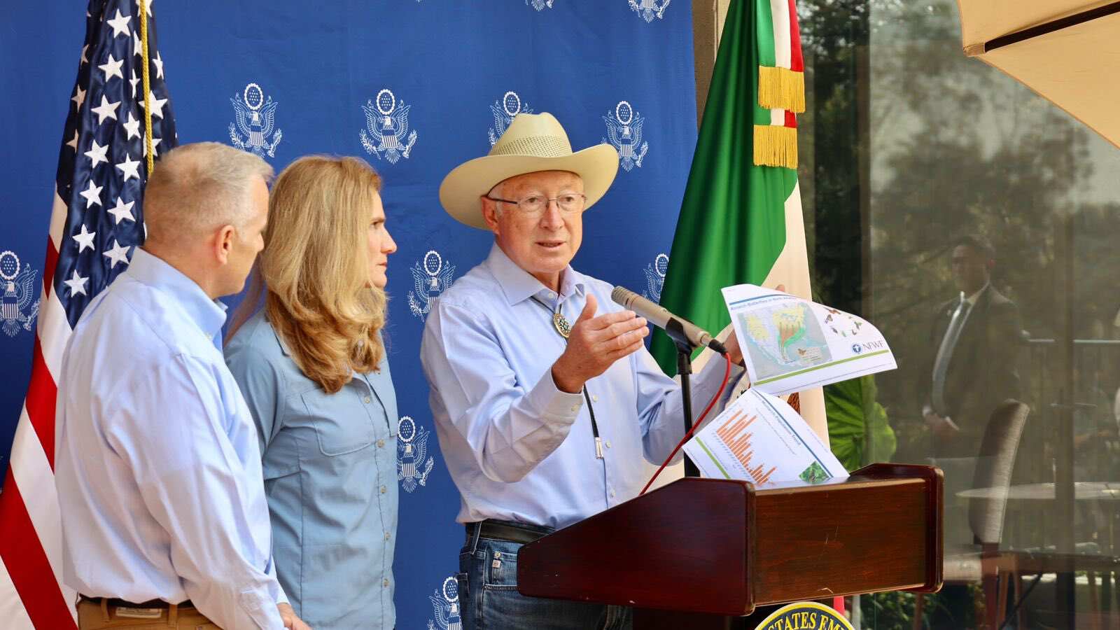 El embajador de EU, Ken Salazar, durante una conferencia en la que habló de la implementación de un proyecto ambiental dentro de su residencia oficial
