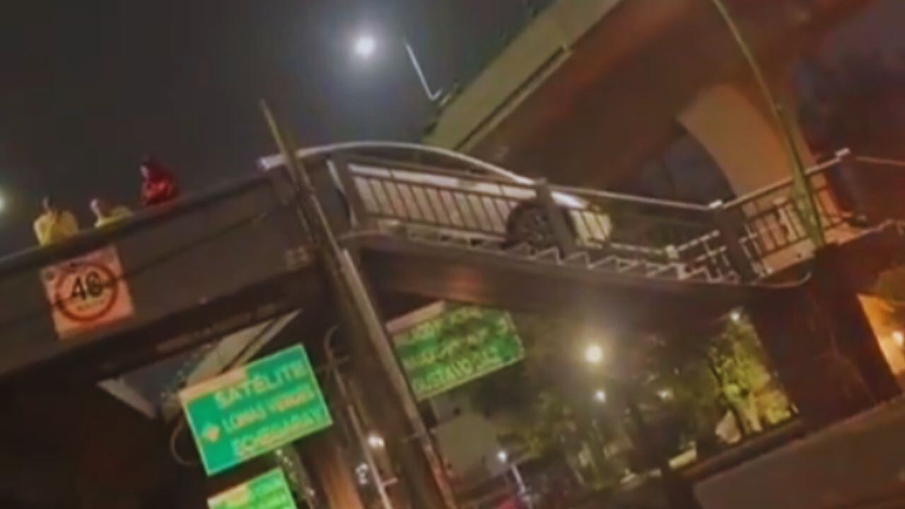Video viral: Automovilista termina atorado al intentar cruzar Periférico Norte por puente peatonal