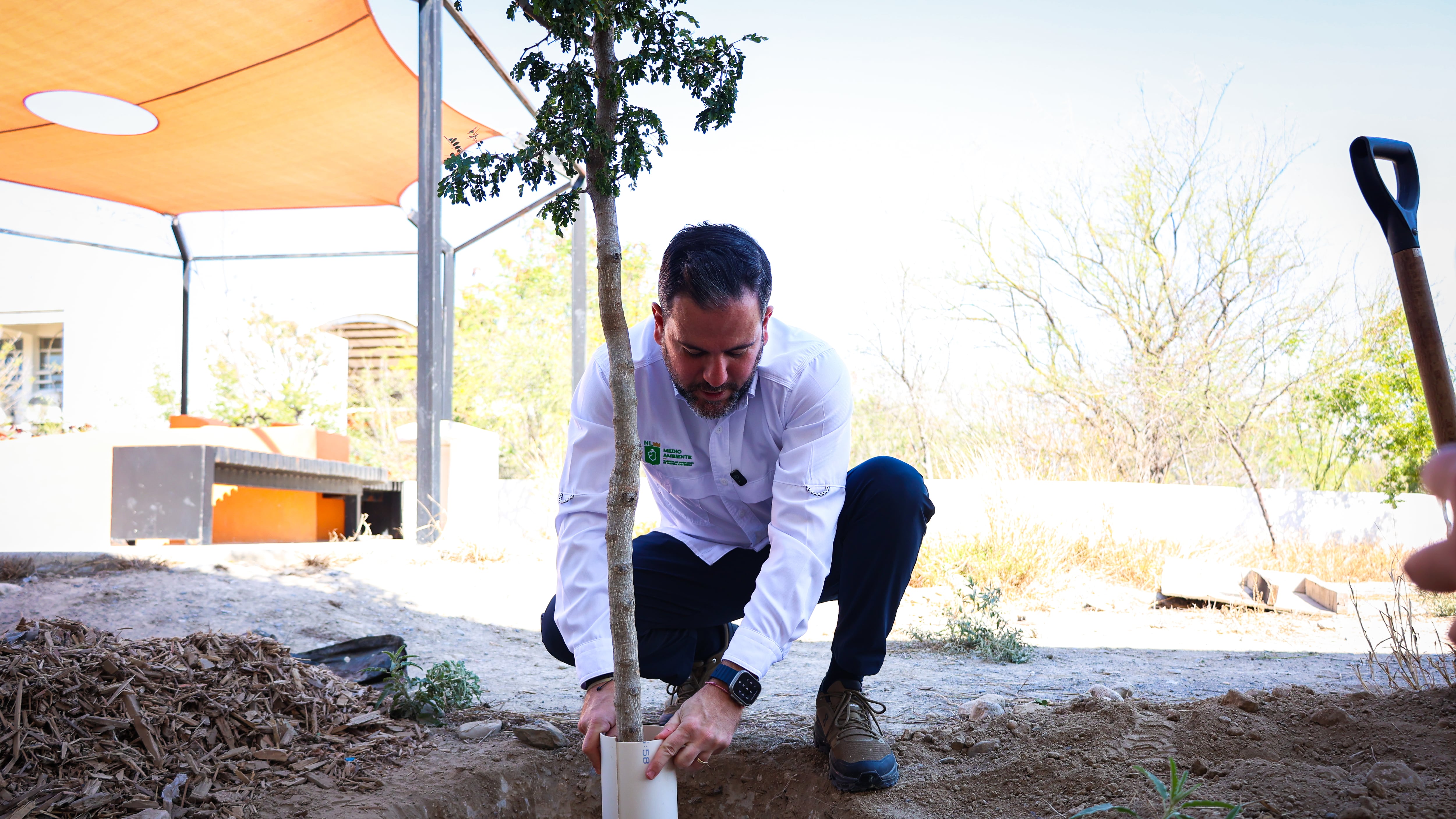 Raúl Lozano Caballero plantó árboles dentro del plantel.