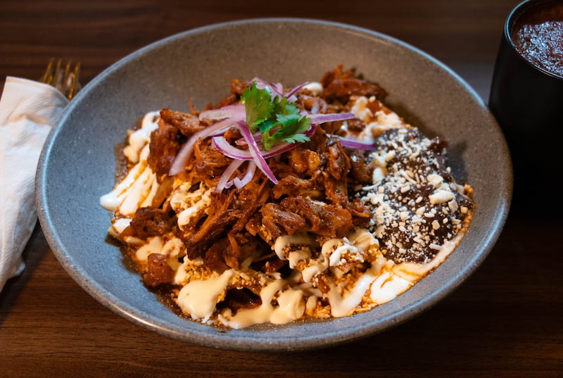 Disfruta de un ambiente cálido, salsas artesanales y chilaquiles todo el día