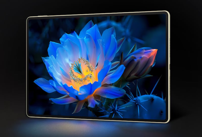Bajo el concepto Fashion Next, Huawei presentó su nueva línea de dispositivos, entre ellos el Watch 5 con sensor X-TAP para monitorear 11 signos vitales en un minuto, los audífonos FreeBuds 6 con sonido Hi-Fi, y la MatePad Pro 2025 con pantalla PaperMatte. Una propuesta donde la innovación se une al diseño y al bienestar personal.