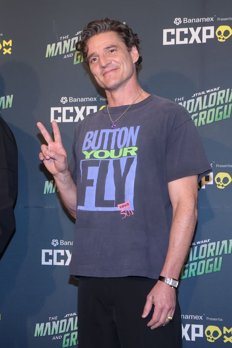 El director Jon Favreau y el actor Pedro Pascal durante el photocall de la película de Disney "The Mandalorian and Grogu", como parte de las actividades de la CCXPMX en su tercer día