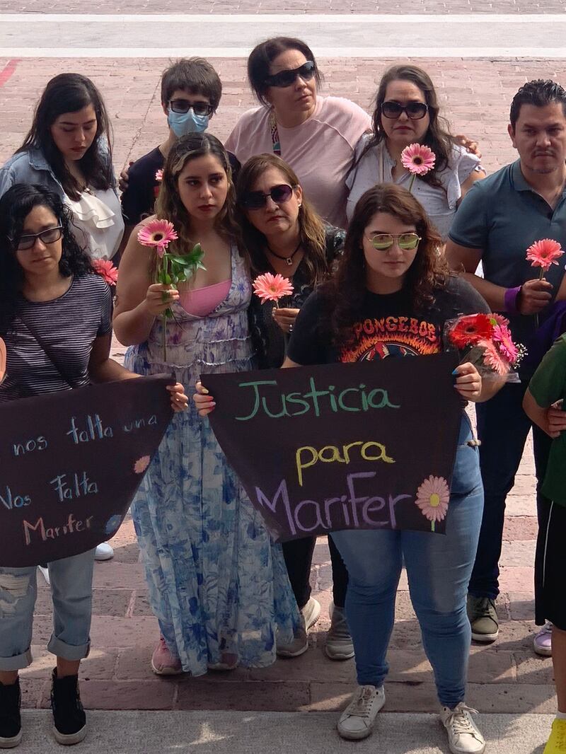 Fabiola, hermana de Marifer, era confortada por amigas en la Explanada de los Héroes.