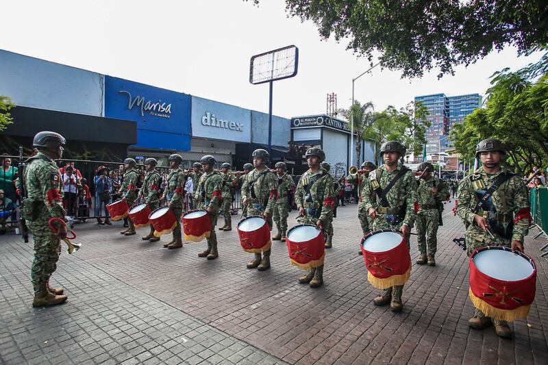 Enrique Alfaro encabeza el Desfile Cívico-Militar Conmemorativo a la Independencia de México, en Jalisco.