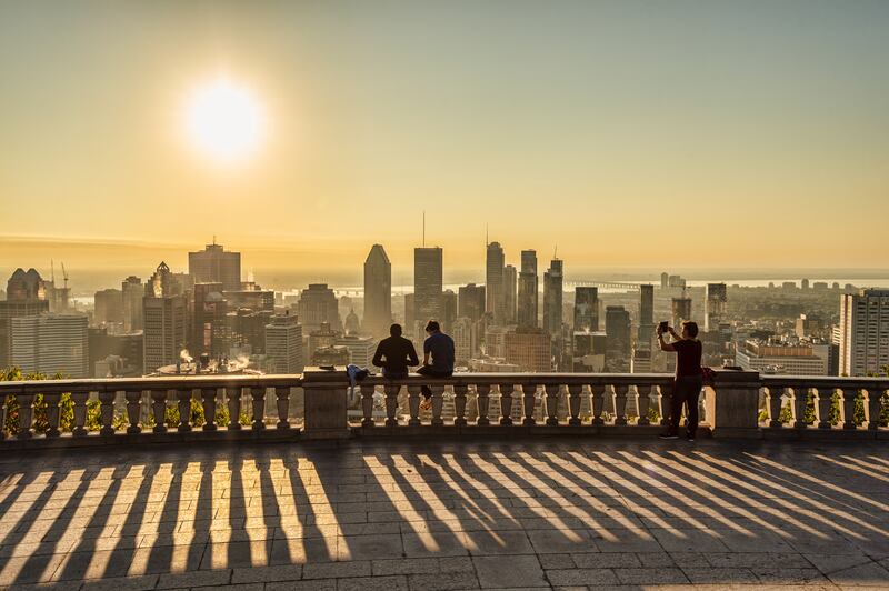 Descubre la esencia polifacética de Montreal, una ciudad que se define como un vibrante crisol cultural fusionando la elegancia francesa, la vitalidad inglesa y las ricas tradiciones de quienes la han adoptado como su hogar