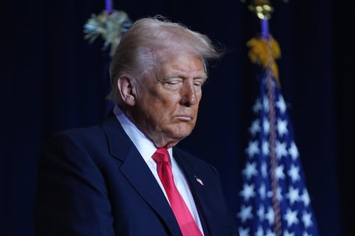 Video enciende teorías de supuesto montaje organizado por Trump en cena de corresponsales