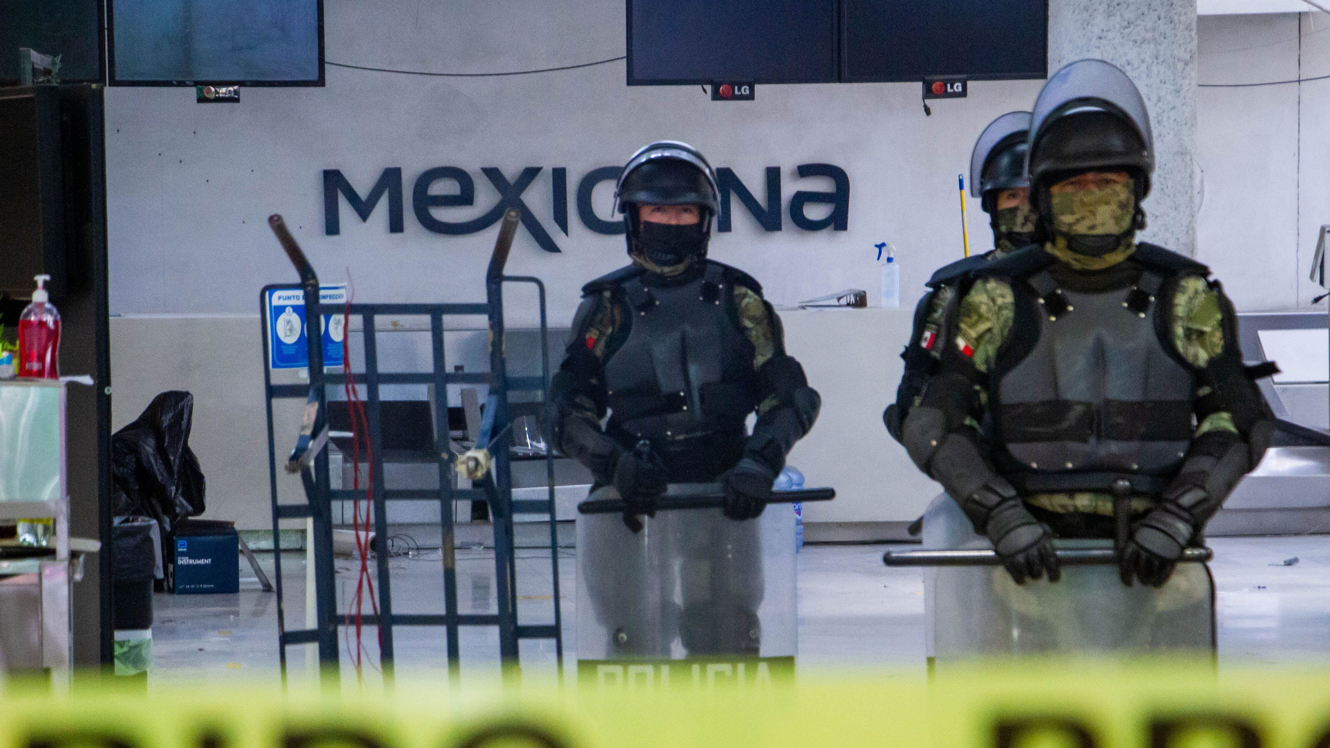 CIUDAD DE MÉXICO, 02SEPTIEMBRE2022.- Elementos de la Marina desalojaron el campamento que mantuvo por años trabajadores de la extinta compañía de Mexicana en las instalaciones de la Terminal 1 del Aeropuerto Internacional de la Ciudad de México. La Aerolínea cerró operaciones hace más de diez sin embargo los trabajadores se mantuvieron en resistencia para que algún grupo de empresarios o el mismo gobierno federal pudiera echar andar el vuelo de la empresa y así recuperar sus fuentes de trabajo.
FOTO: TOMÁS ACOSTA/CUARTOSCURO.COM