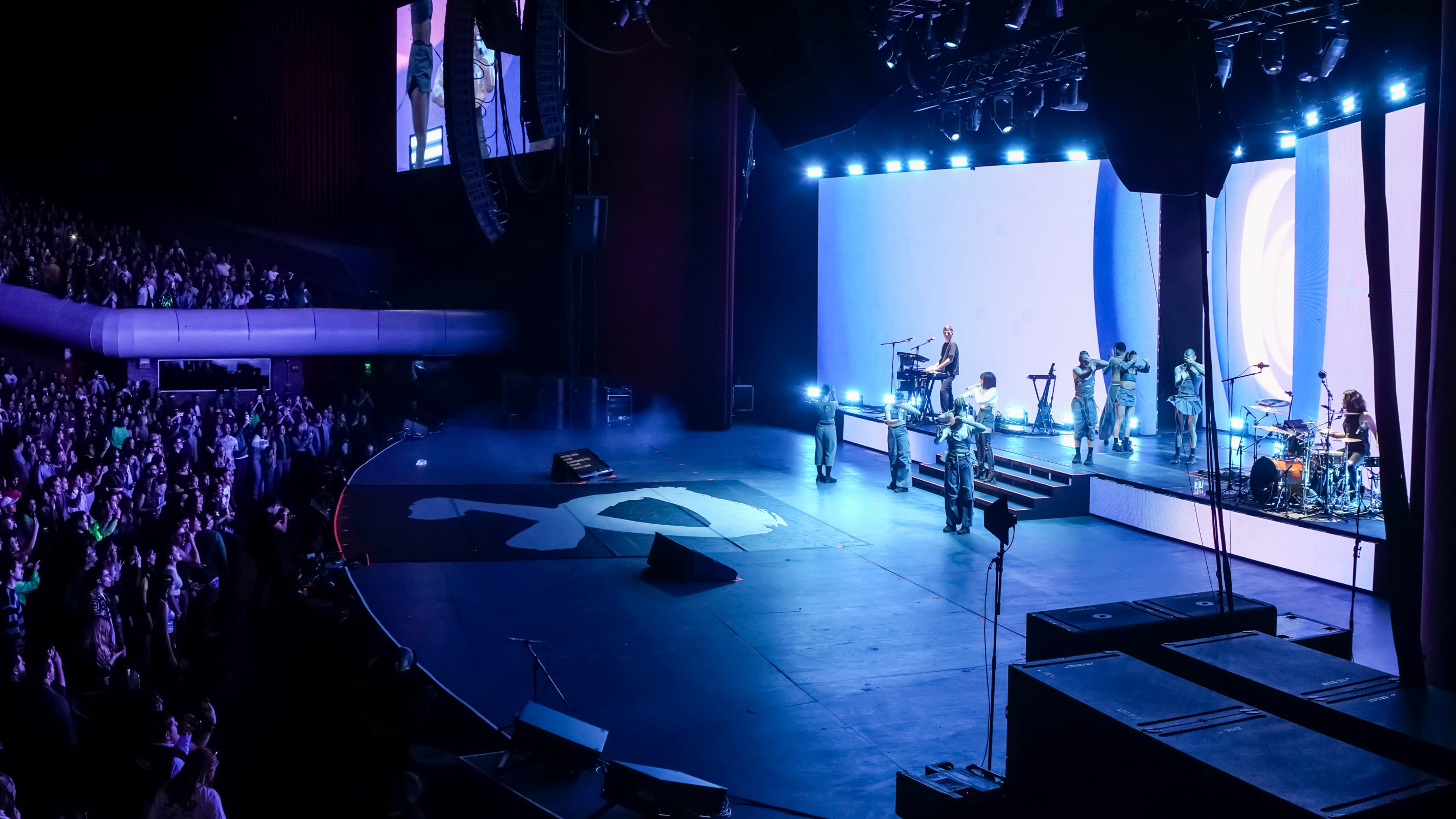 La artista española arribó a México para traer a sus fanáticos lo más nuevo de su propuesta musical, además de sorprender con la invitación de la artista Danna Paola, con quien interpretó “AQYNE”.