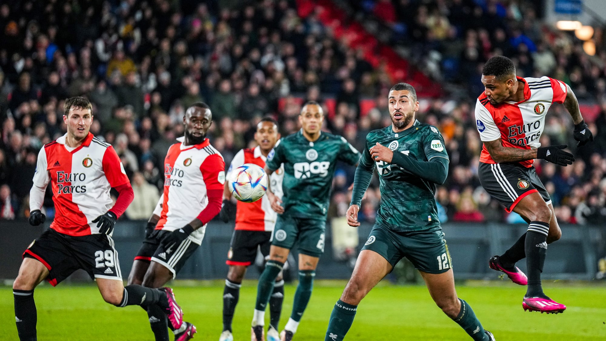 Santiago Giménez sigue afianzándose con el equipo de Rotterdam.