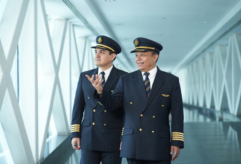 Los pilotos Arturo y Salvador Madrid, padre e hijo, nos abren las puertas de la cabina de Emirates Airlines y te dan las claves para alcanzar tu sueño de ser piloto