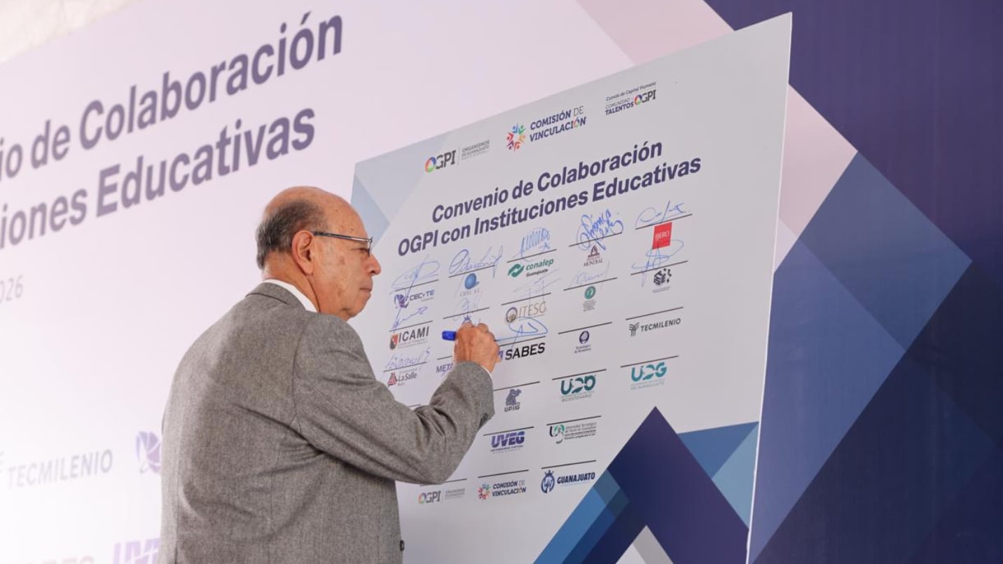 Autoridades educativas y empresariales firmaron el convenio de colaboración en COMUNDIMAX, en Silao, para fortalecer la vinculación empresa–escuela.