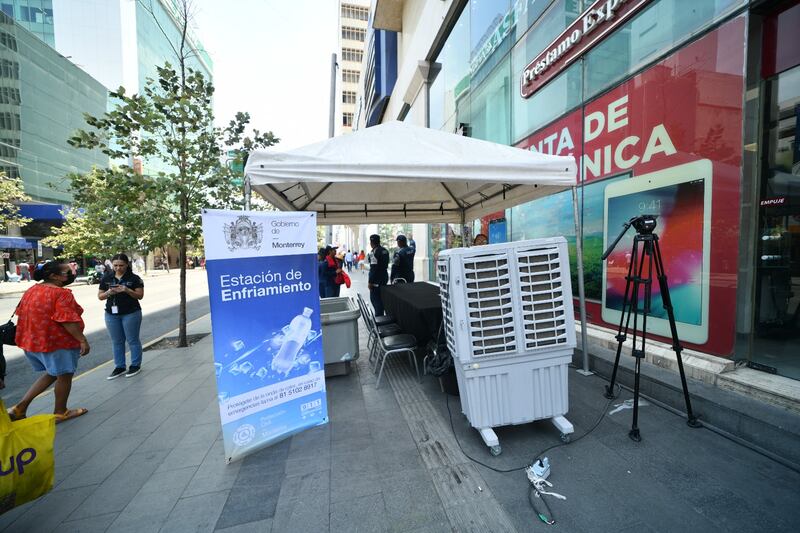 En Monterrey hay cinco zonas donde se reparte agua y la gente puede descansar.