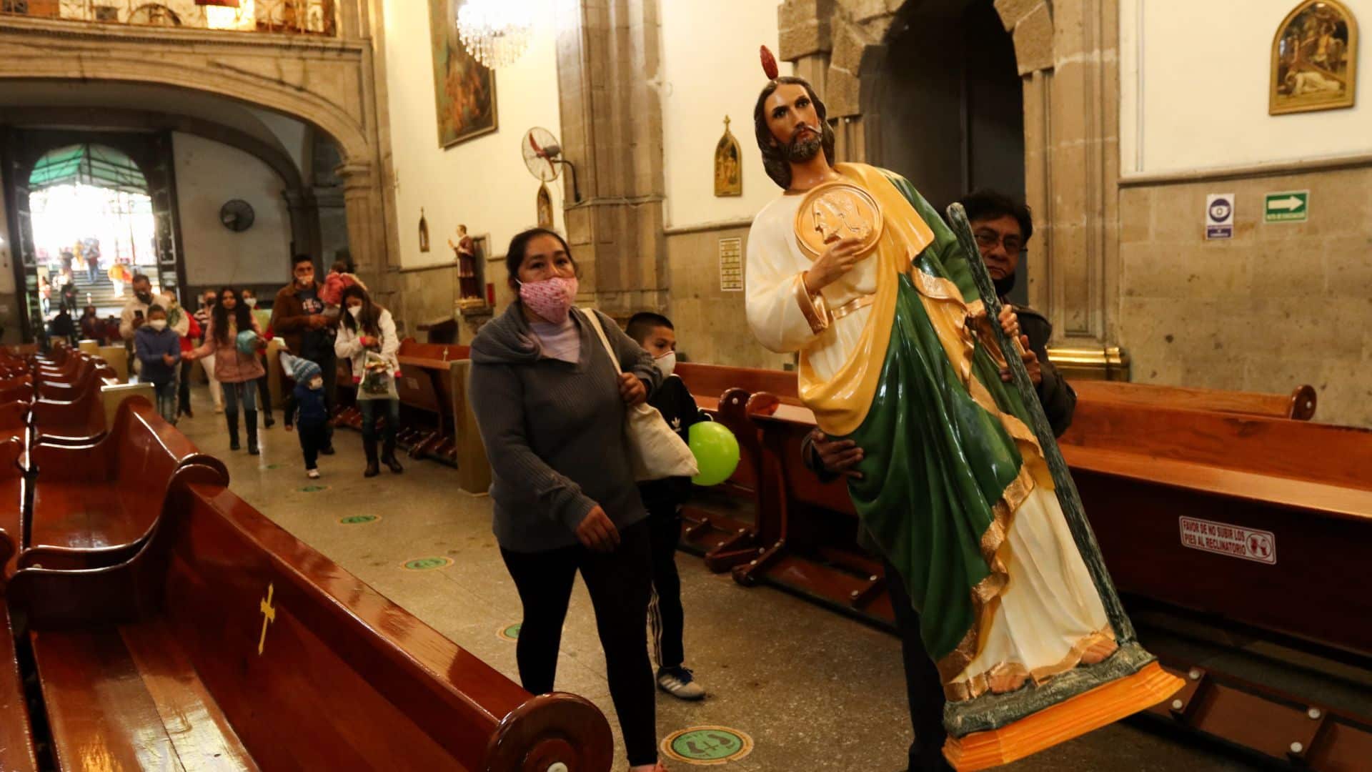 Cada 28 de mes cientos de creyentes del Santo San Judas Tadeo asisten al templo San Hipólito ubicado frente a la alameda Central. Foto: Cuartoscuro