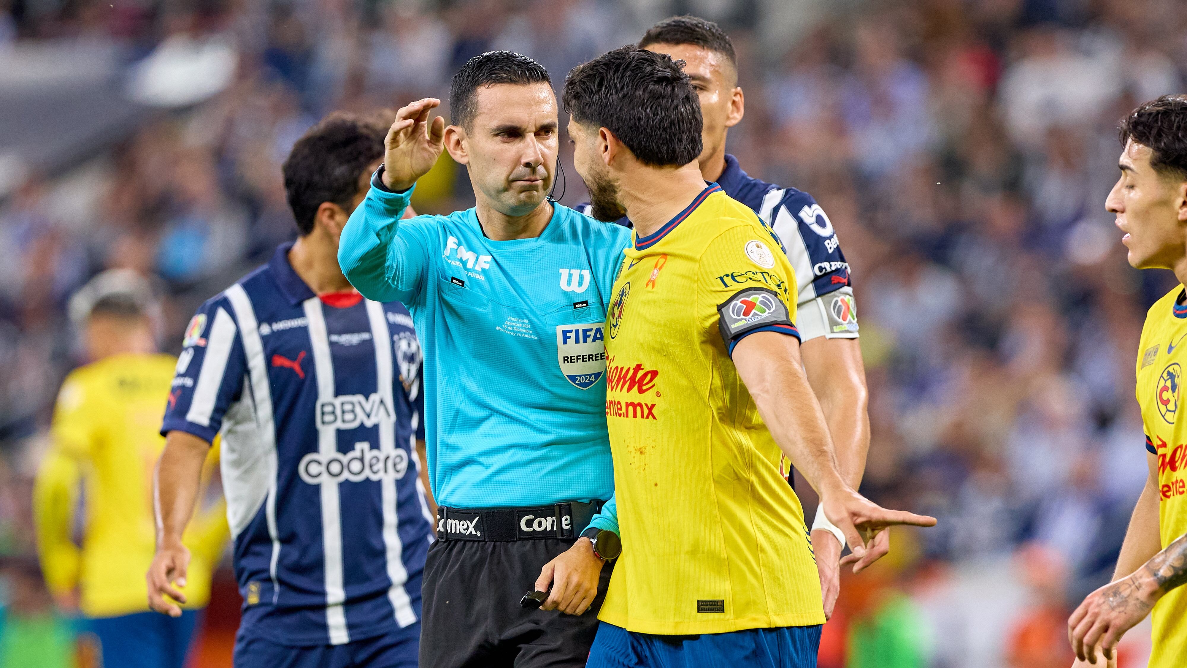 César Ramos anuló un gol a Henry Martín.