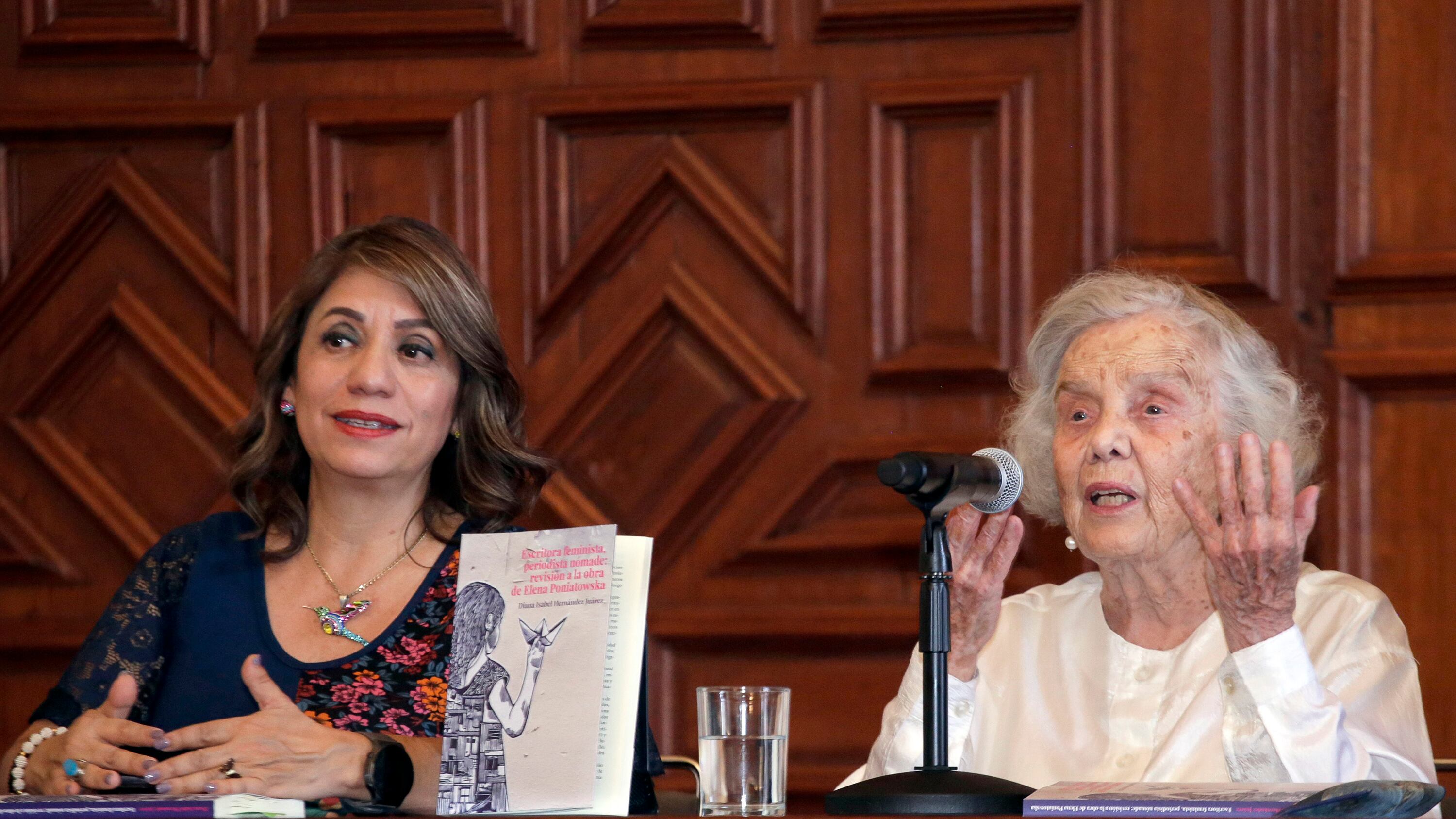 Participó en la presentación del libro "Escritora feminista, periodista nómade", de la autora Diana Hernández Juárez, que tuvo lugar en el Salón Barroco del Edifico Carolino. Foto: Luis Tapia/Agencia Enfoque