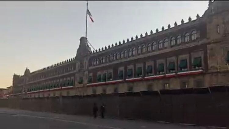 Palacio-Nacional-se-blinda-con-vallas-a-nueve-años-del-caso-Ayotzinapa